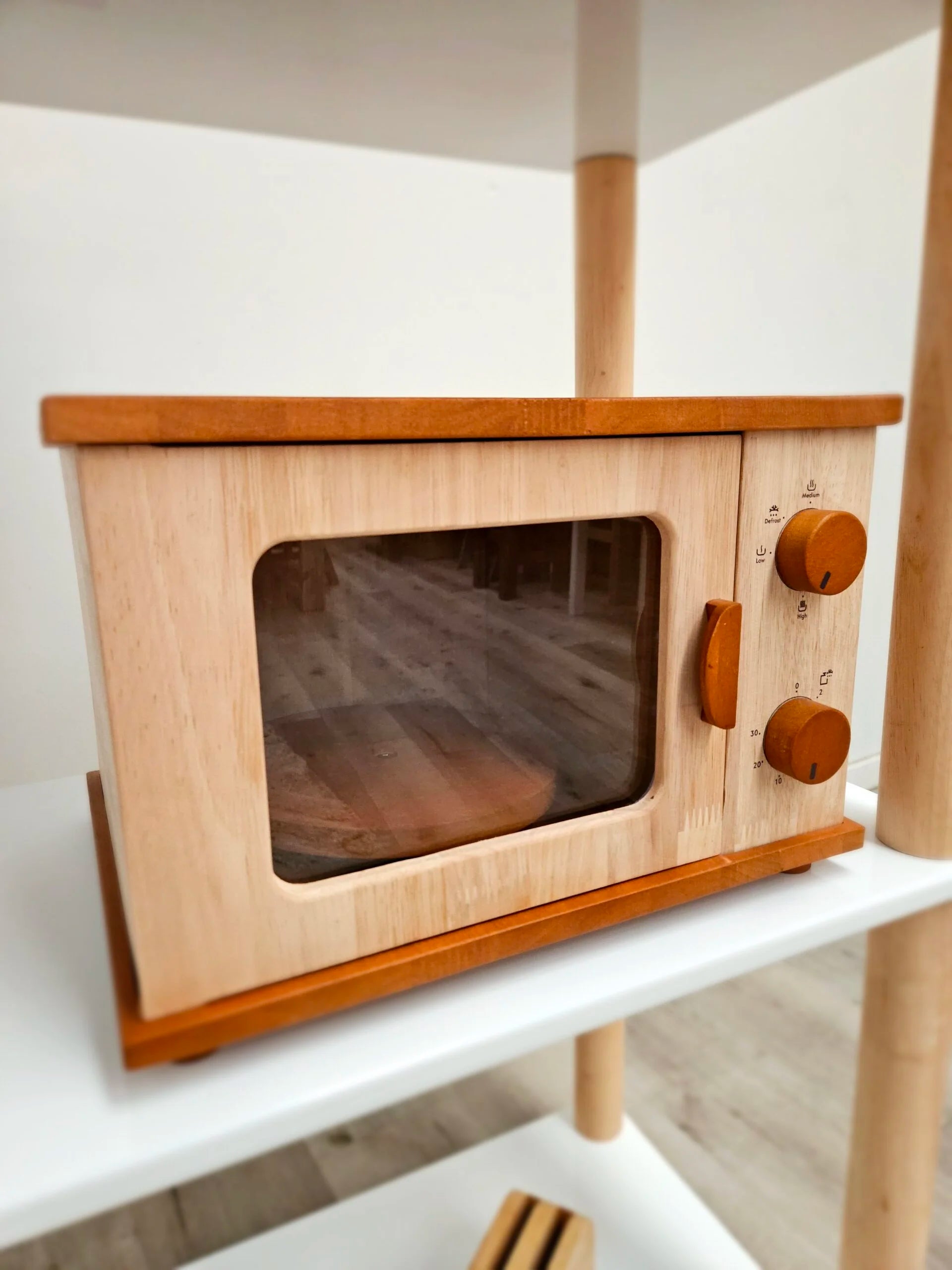 QToys Australia (USA) Wooden Microwave Oven 